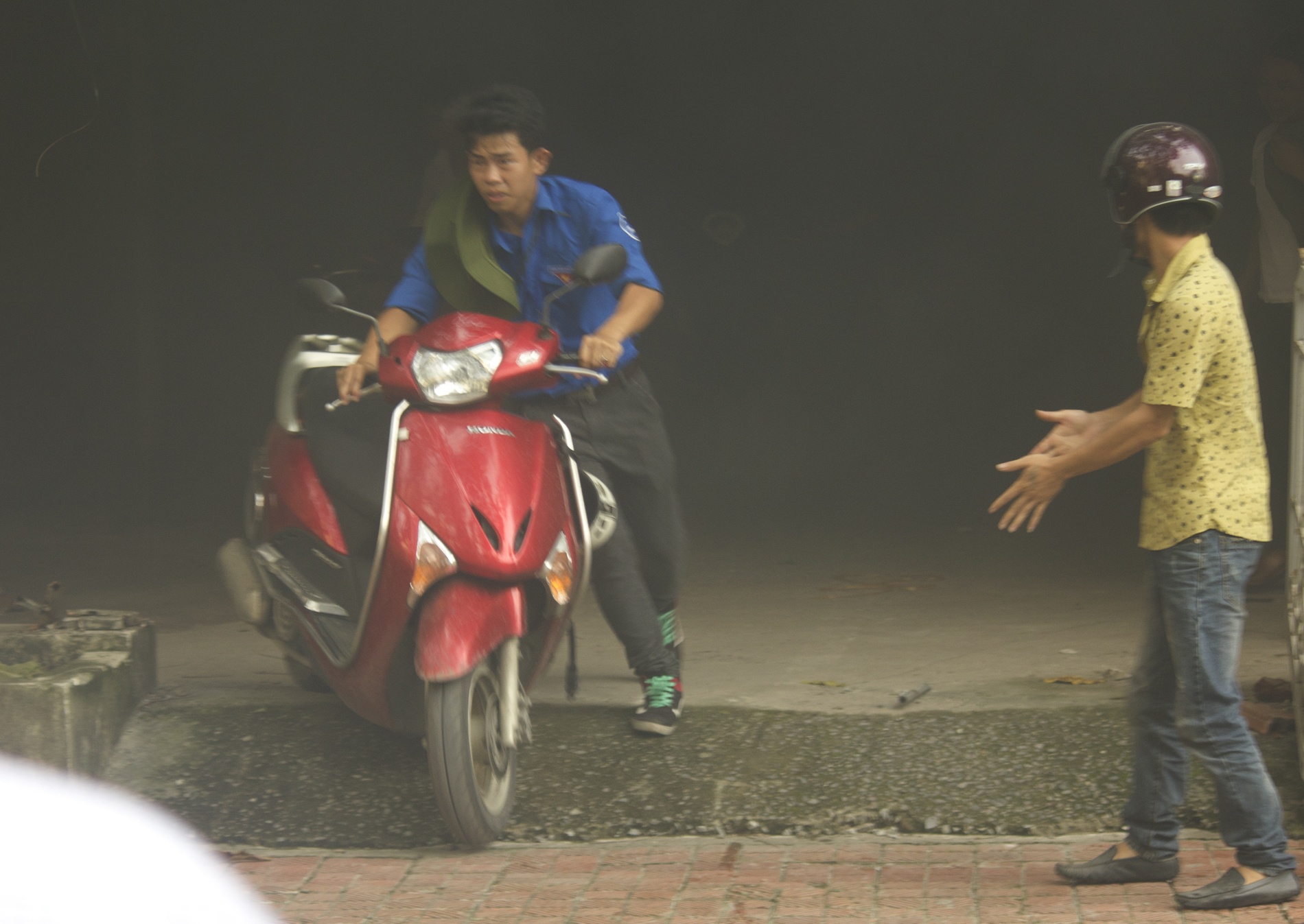 xe may chay tro khung anh 2