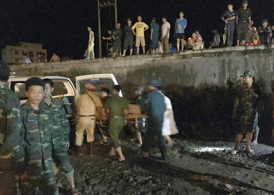 3 nu sinh bi lu cuon troi anh 2