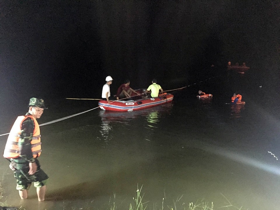 3 nu sinh bi lu cuon troi khi di tinh nguyen hinh anh