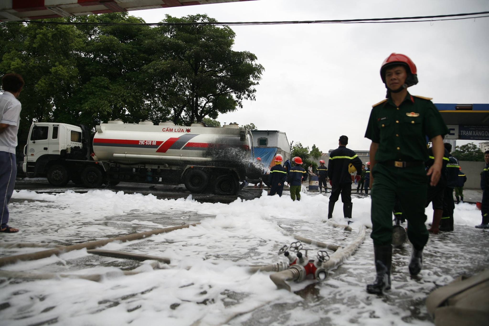 Xe bon boc chay anh 9