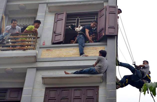 Nguoi dan ong vung vay roi tu tang 5 xuong dat hinh anh