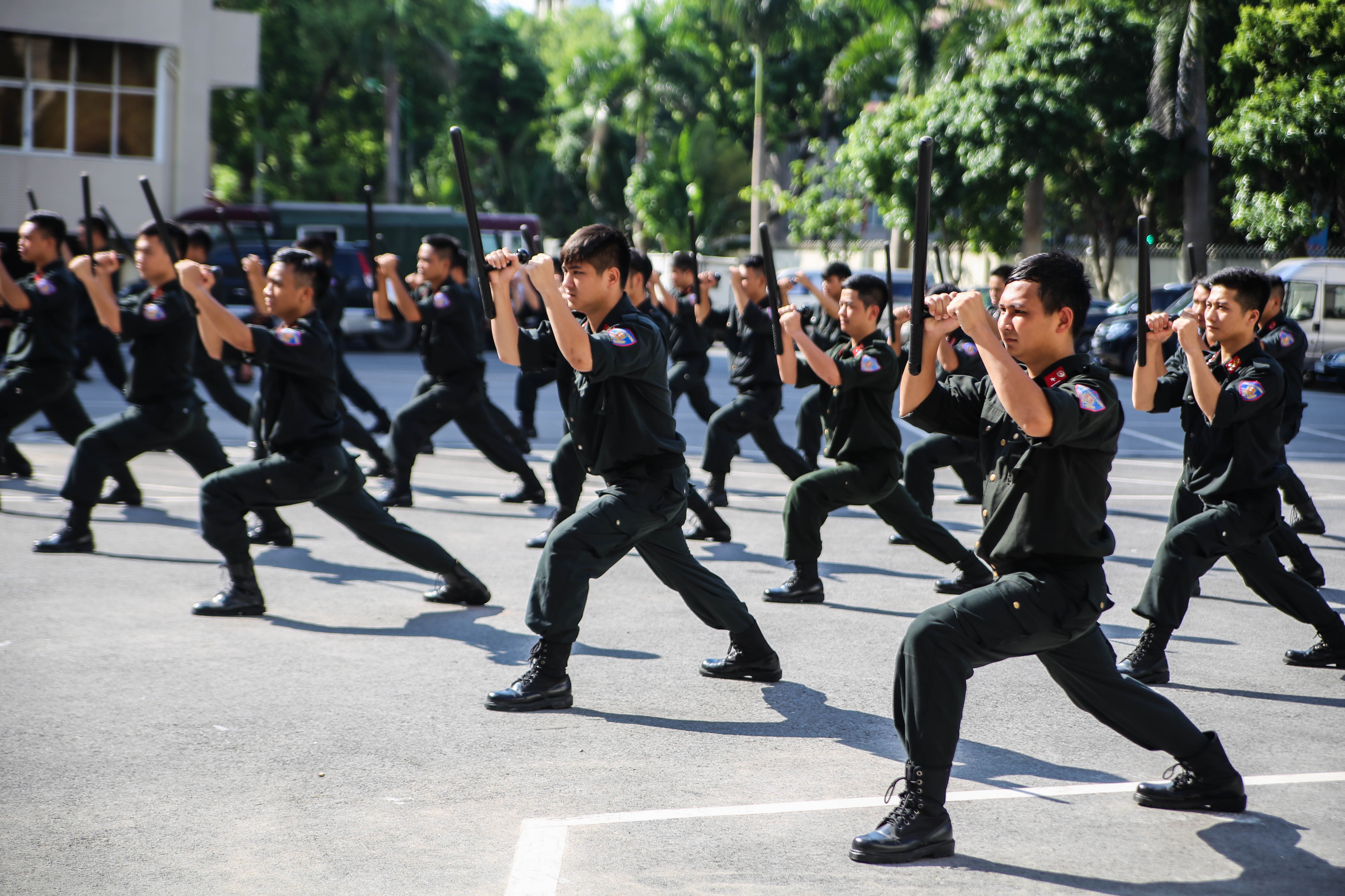 Quat nga nhom cuop anh 1