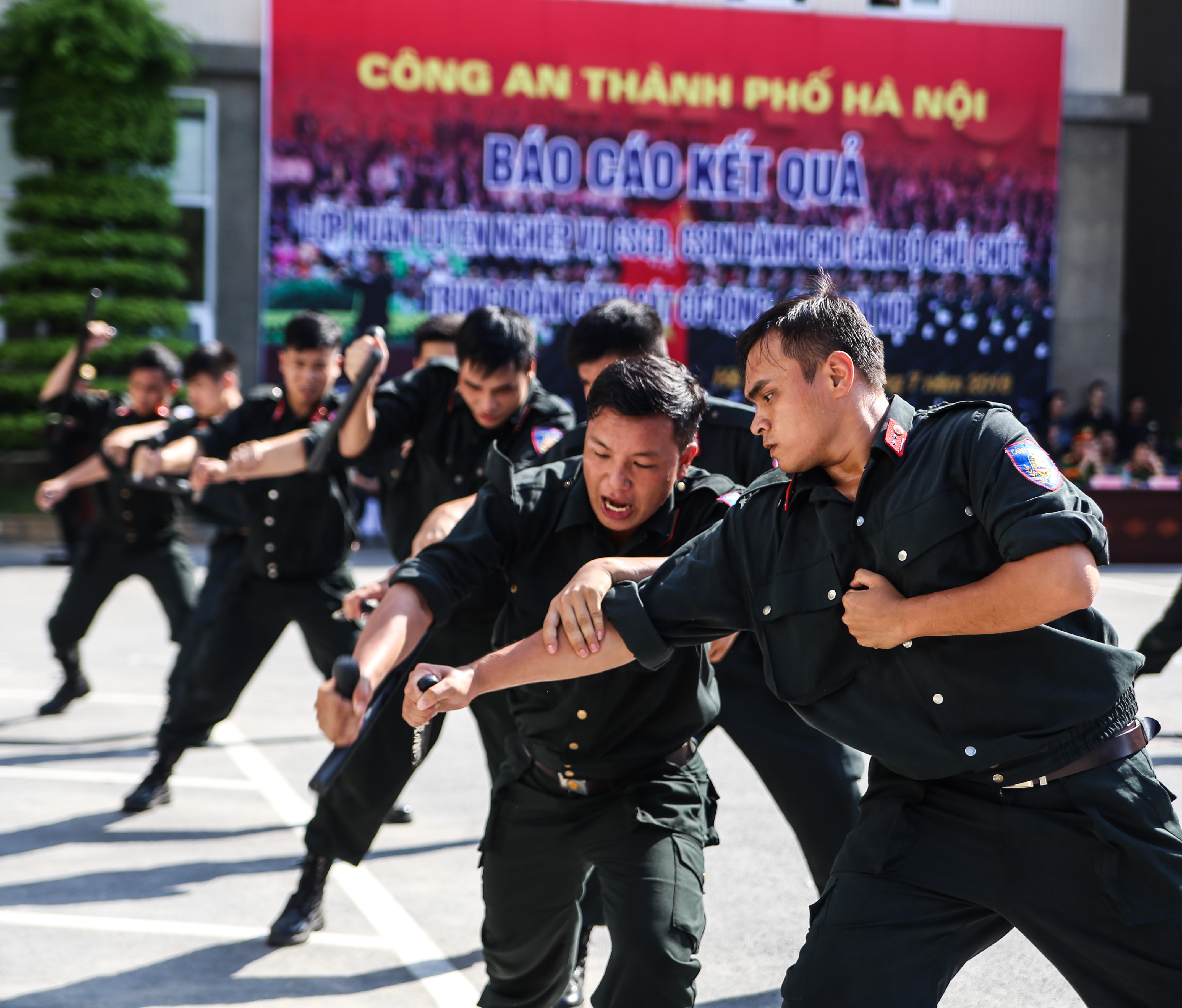 Quat nga nhom cuop anh 7