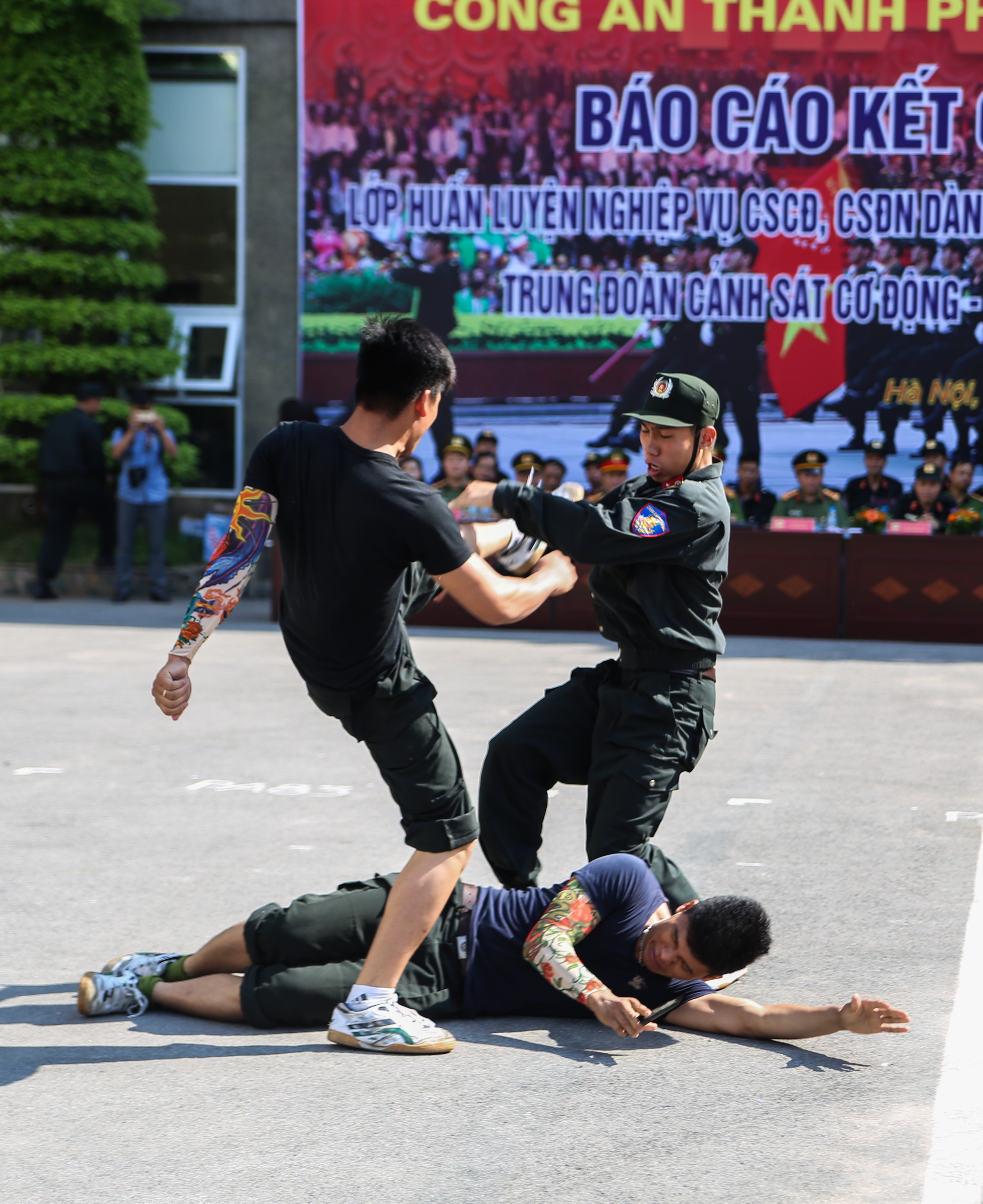 Quat nga nhom cuop anh 2