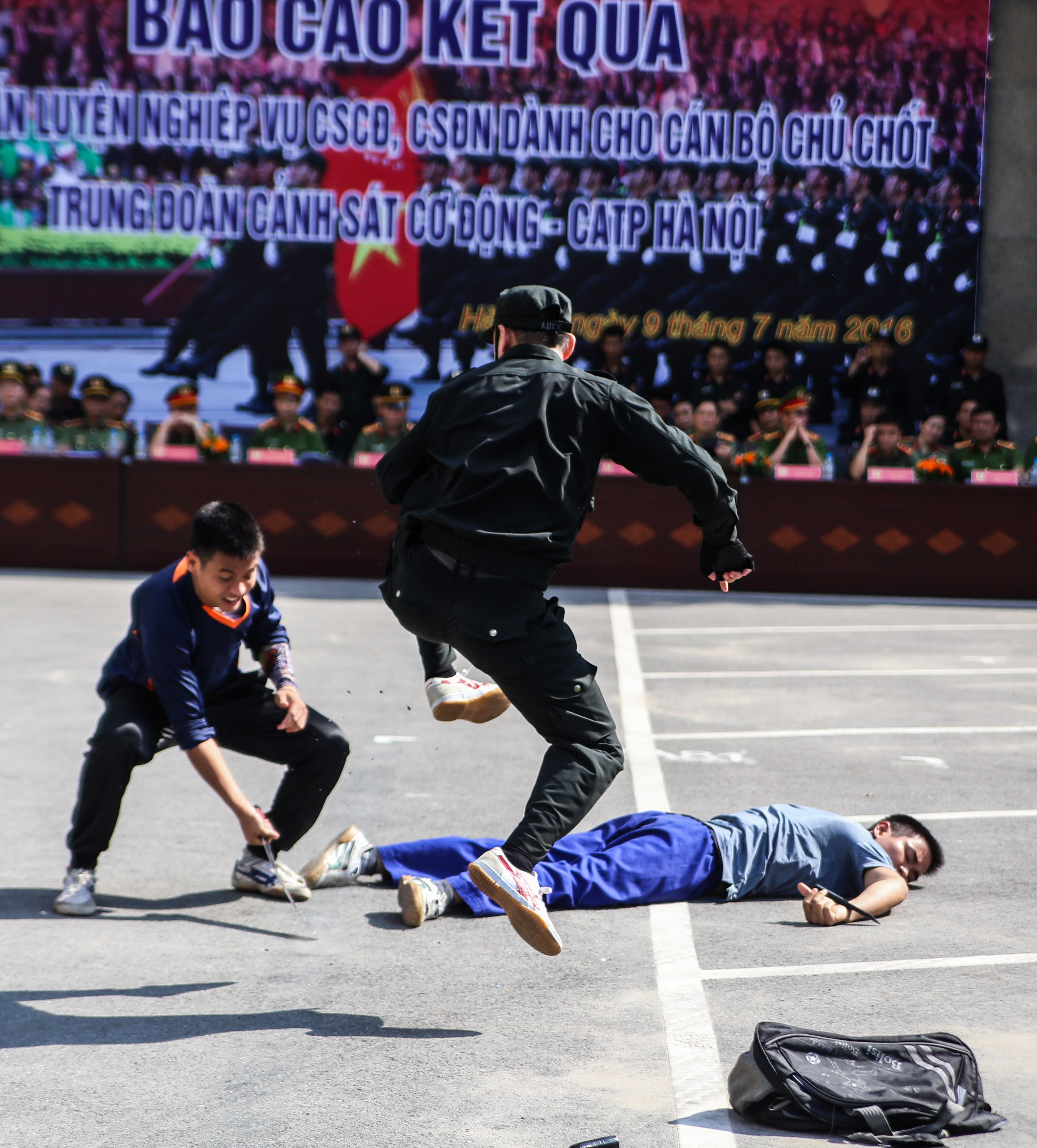 Quat nga nhom cuop anh 3