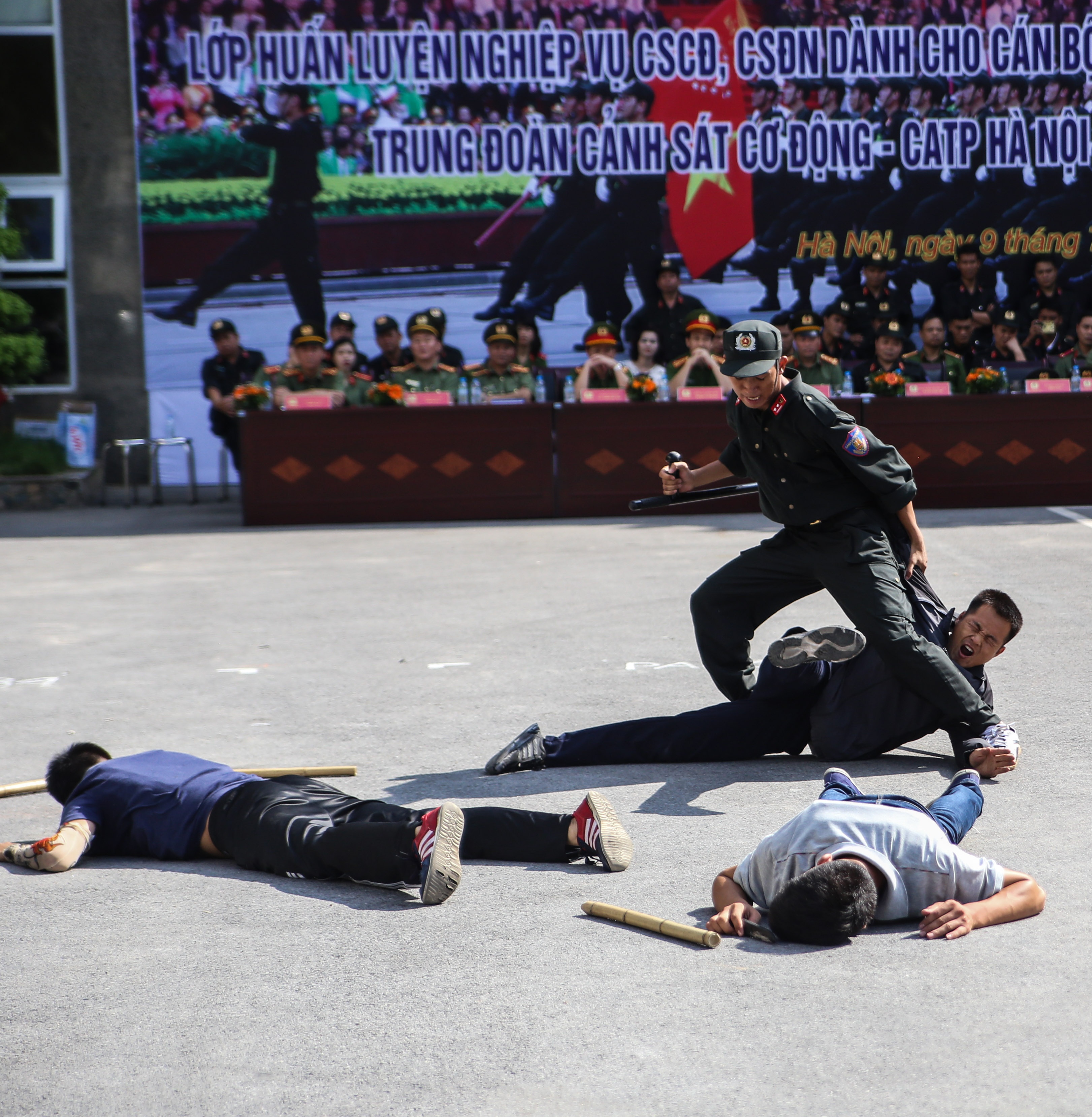 Quat nga nhom cuop anh 4