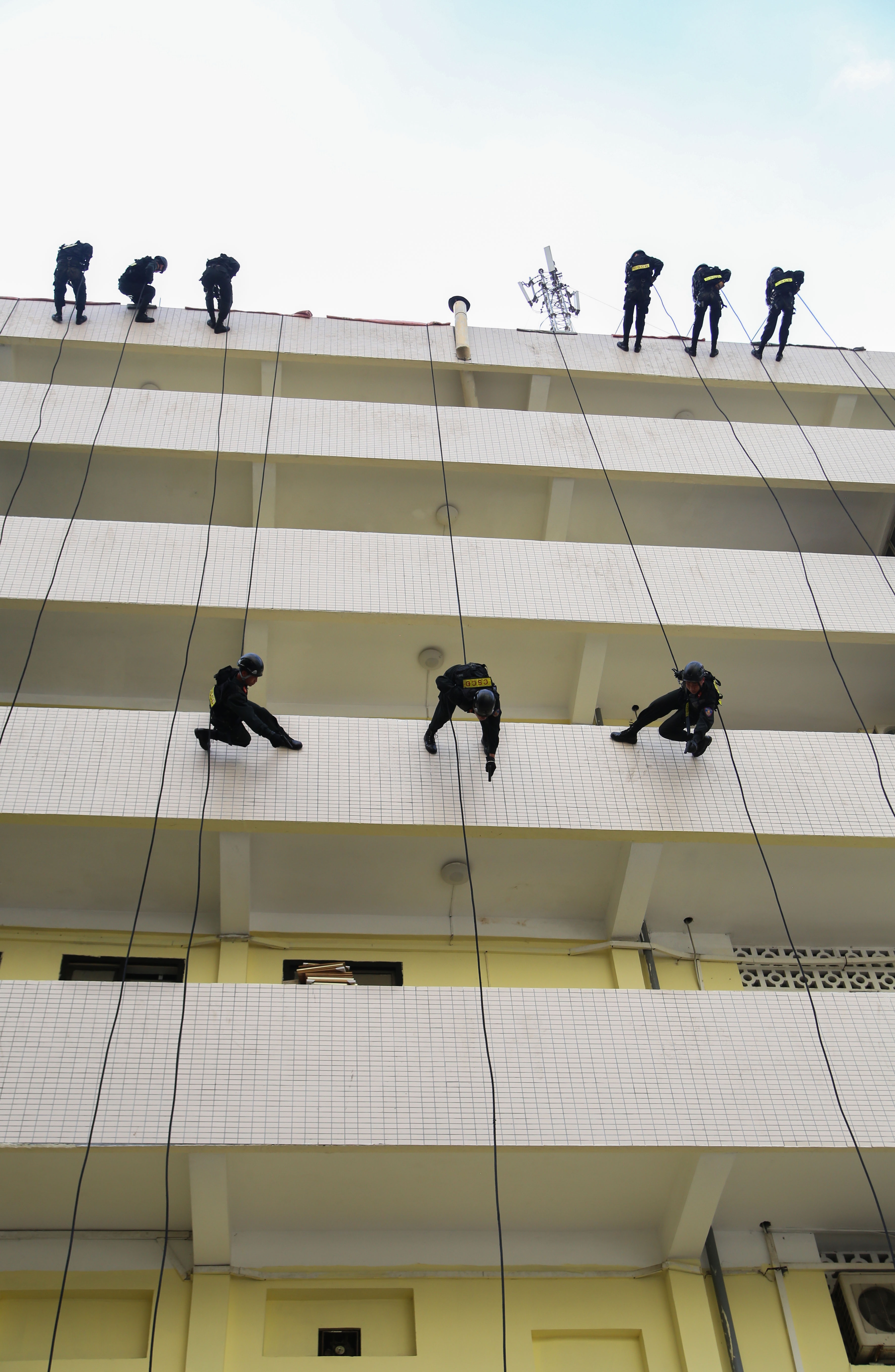 Quat nga nhom cuop anh 9