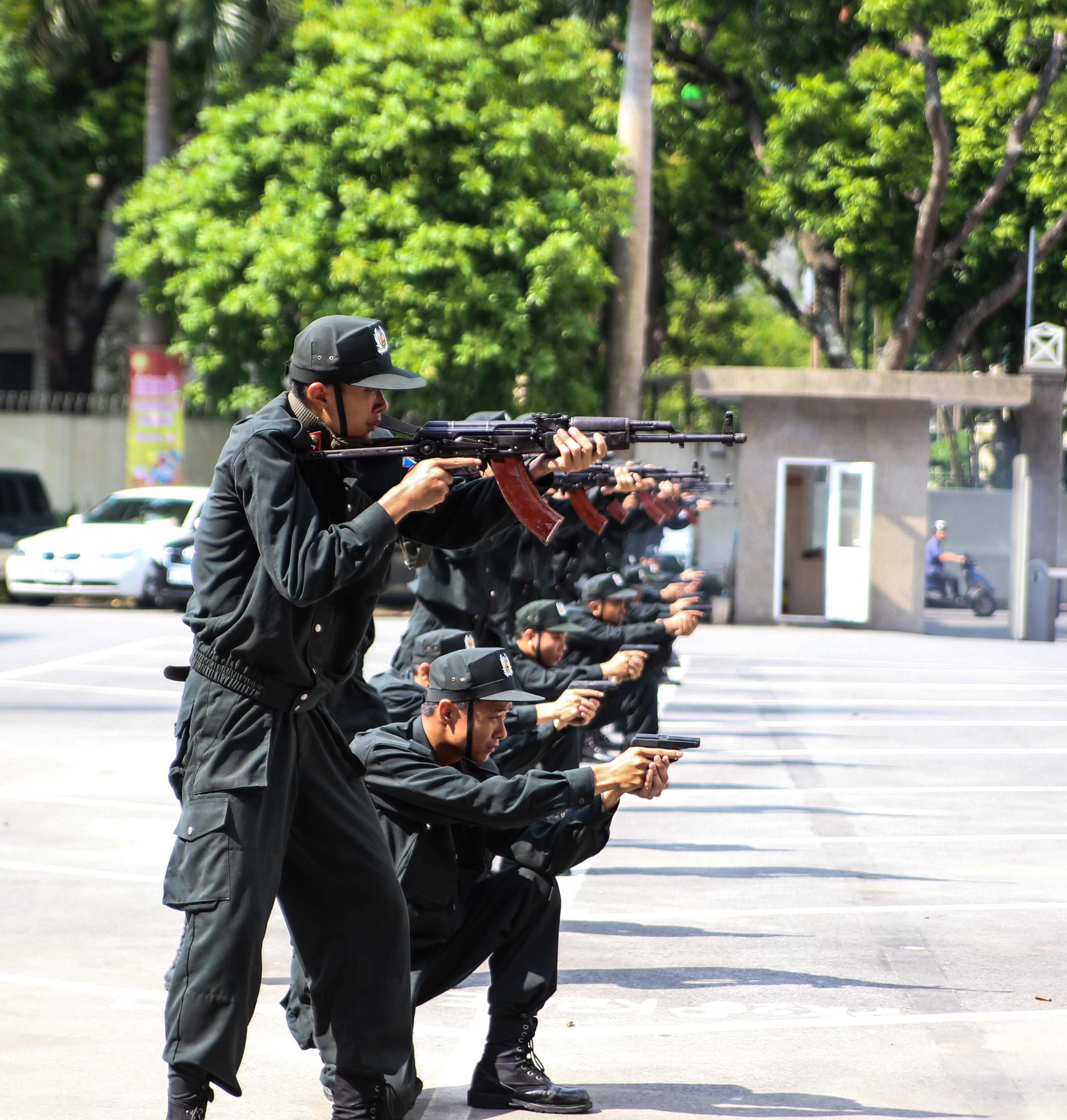 Quat nga nhom cuop anh 11