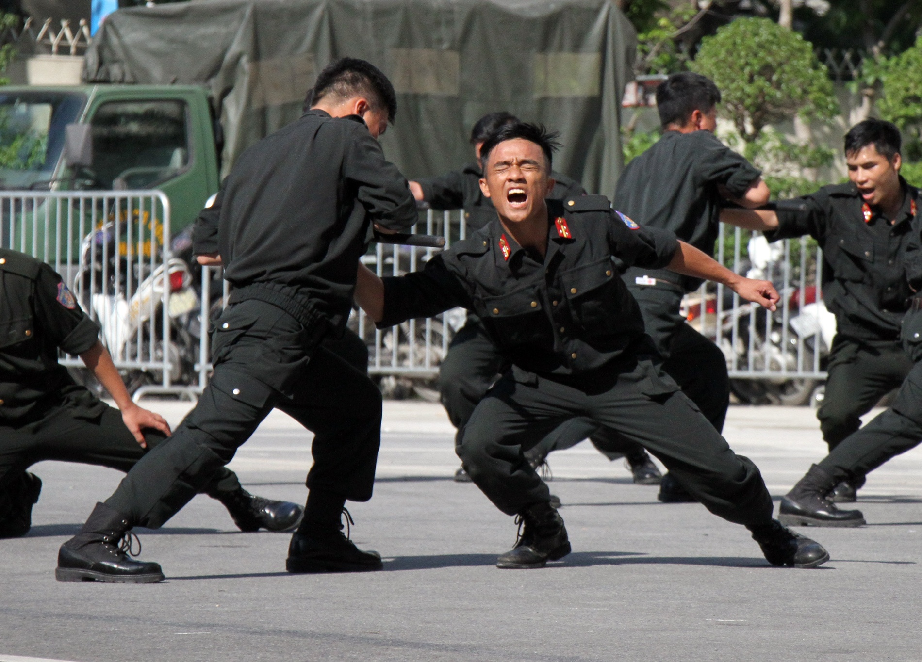 Quat nga nhom cuop anh 8