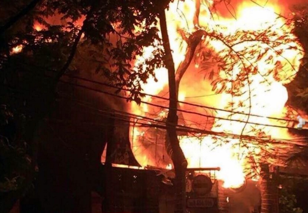 Quan ruou chay rui trong dem chung ket Euro 2016 hinh anh