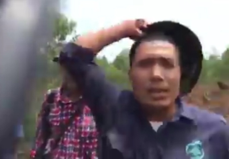 Phong vien to bi bao ve nha may xu ly chat thai Formosa danh hinh anh