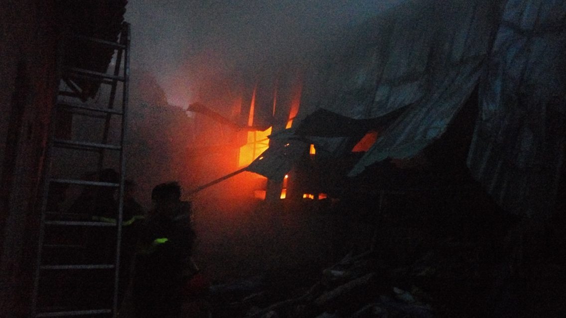 Canh sat deo mat na dap dam chay gan cay xang hinh anh