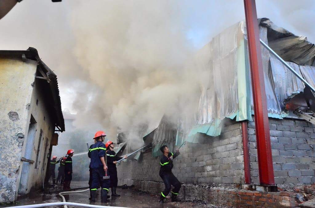 Cháy kho hàng cạnh cây xăng ảnh 1 Chay kho hang canh cay xang anh 1