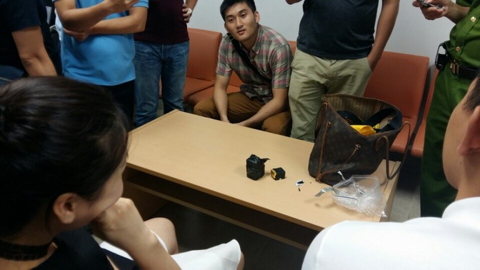 tiếp viên hàng không mang 80 cây vàng ảnh 1 tiep vien hang khong mang 80 cay vang anh 1