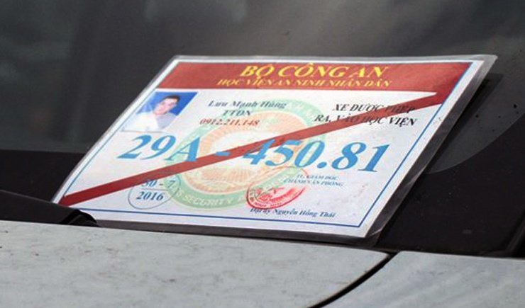 Tuoc phu hieu Bo Cong an gan trai phep tren hang chuc oto hinh anh