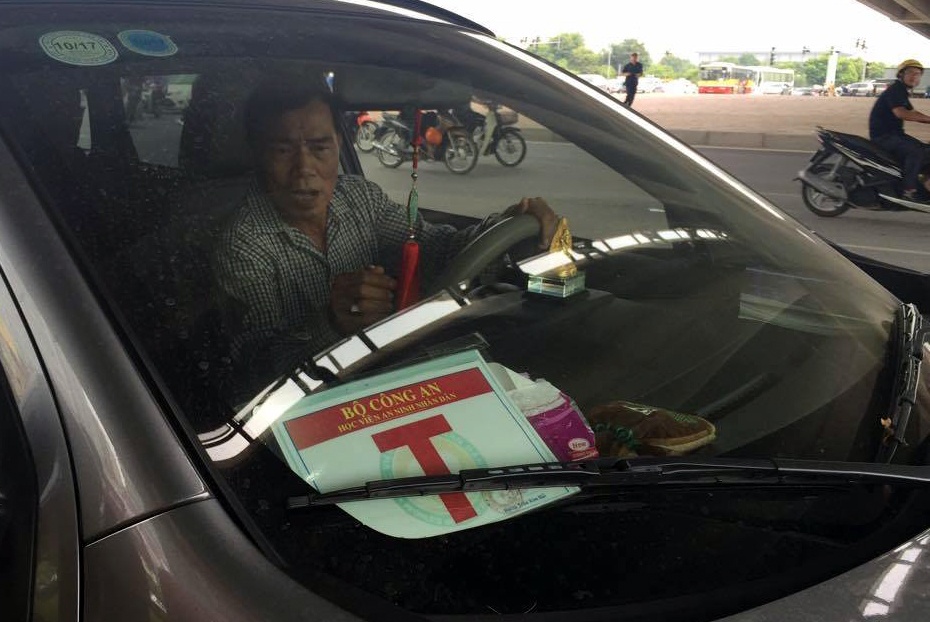 Tuoc phu hieu Bo Cong an anh 2