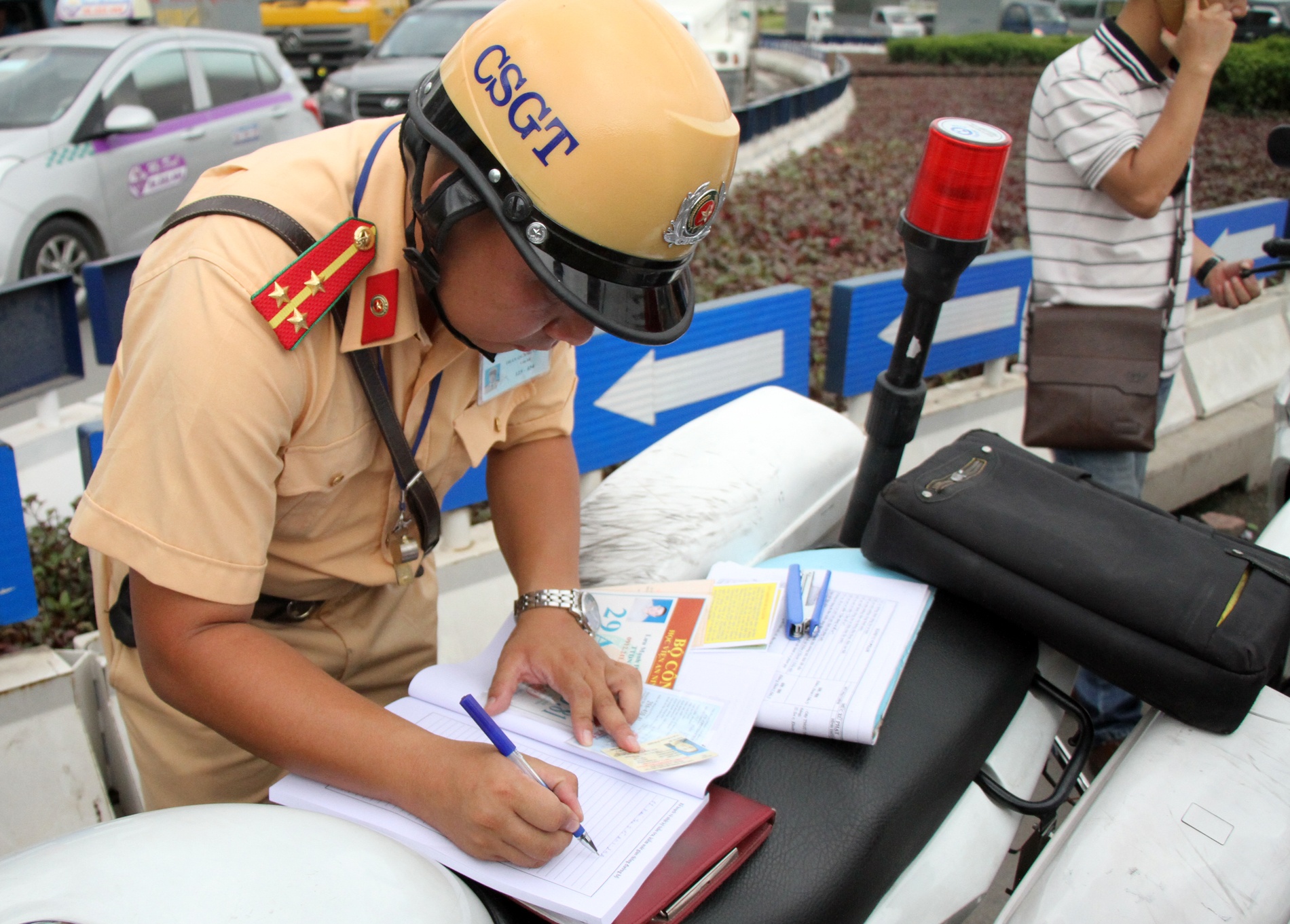Tuoc phu hieu Bo Cong an anh 6