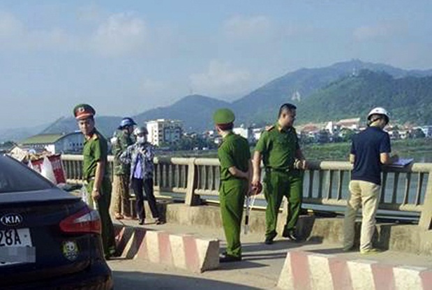 Dầm mưa tìm xác người nhảy cầu ảnh 1 Dam mua tim xac nguoi nhay cau anh 1