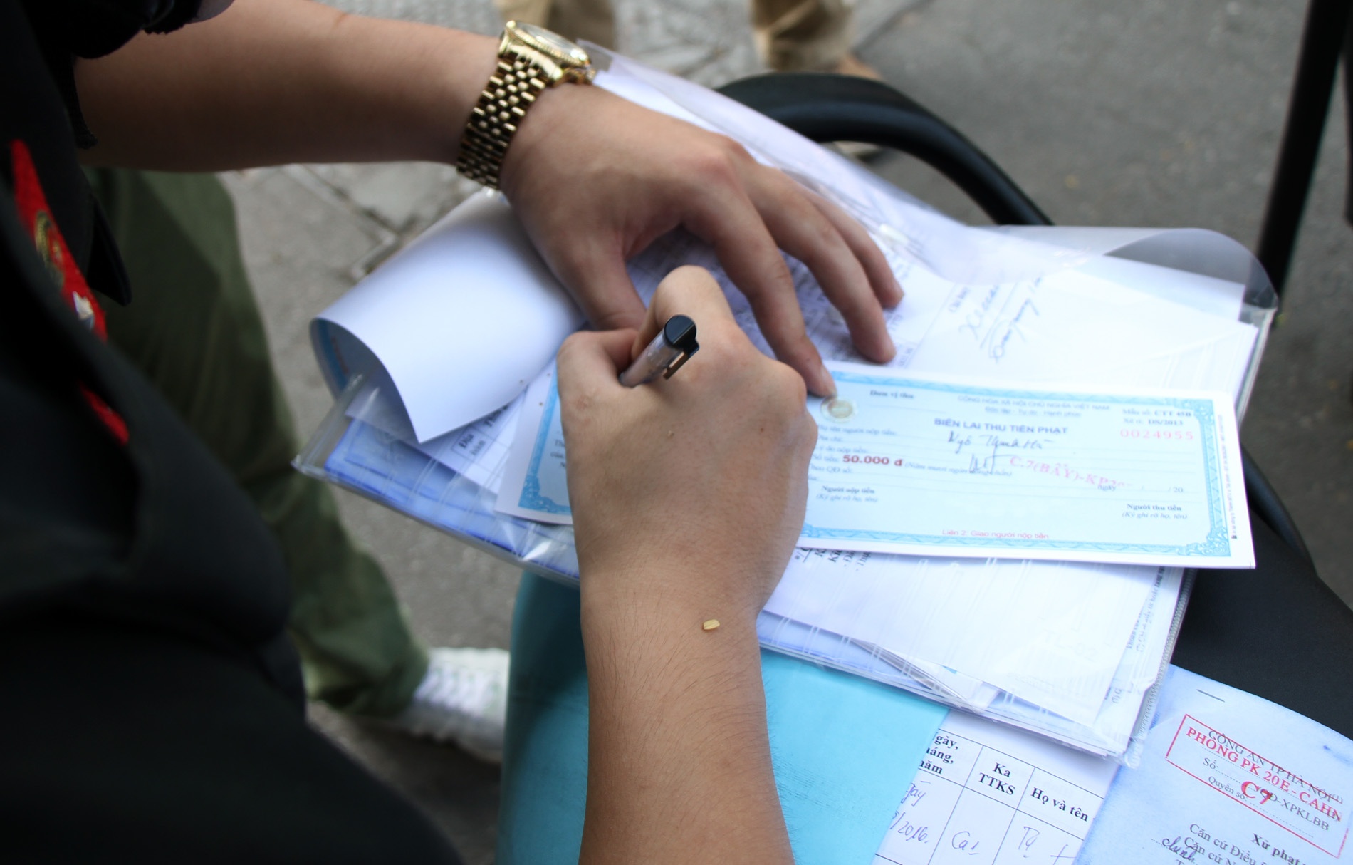 CSCD xu phat khong doi mu bao hiem anh 8