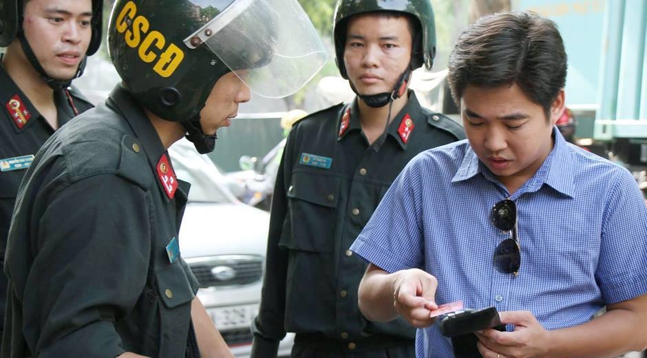 Cam CSCD dung chot xu phat giao thong hinh anh