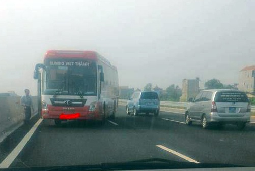 Phat khach chay nguoc chieu tren cao toc anh 1