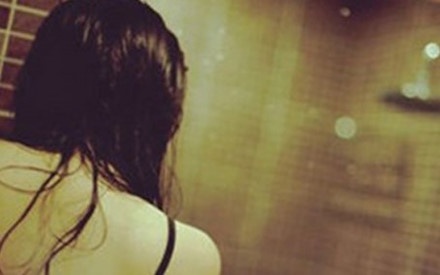 Doa tung anh khoa than de tong tien nu giao vien hinh anh