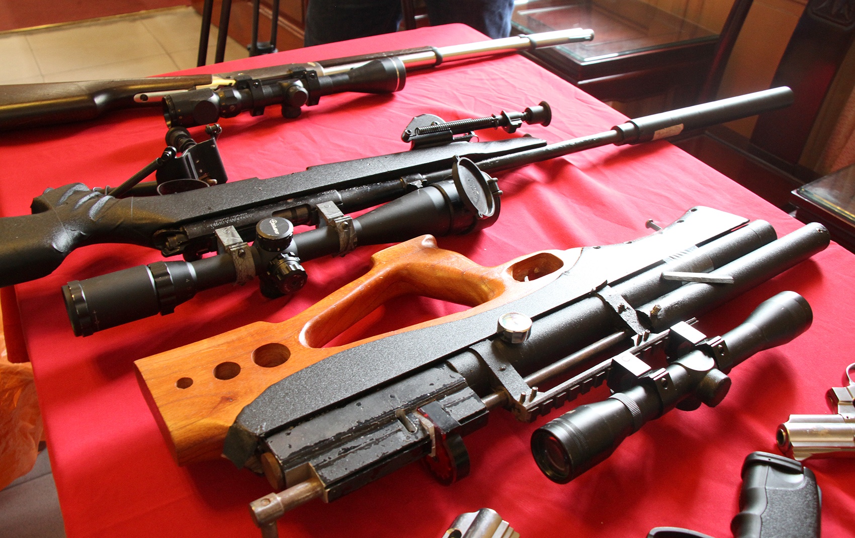 Kho sung dan cua nhom giet nguoi anh 3