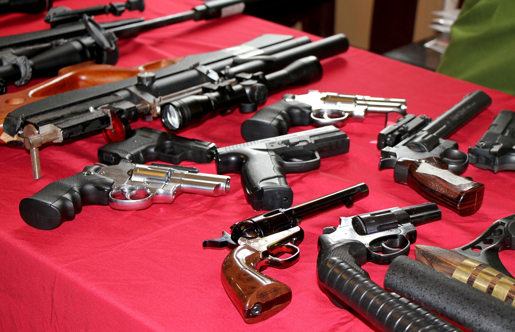 Kho sung dan cua nhom giet nguoi anh 6