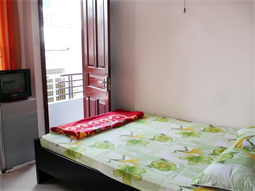 Nu ke toan bi sat hai trong nha nghi hinh anh