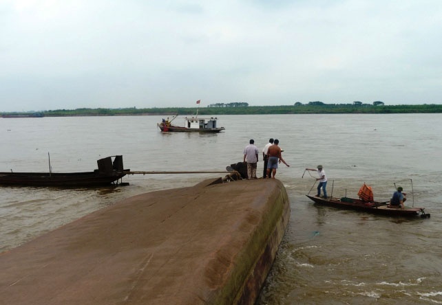 Chim tau cat tren song Hong, 3 nguoi thoat chet hinh anh