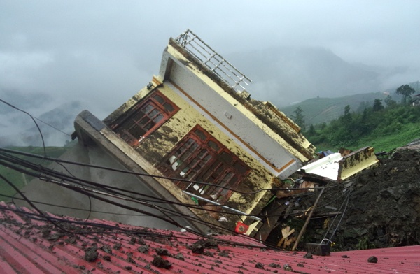 Sat lo dat da lam sap 4 can nha o Lao Cai hinh anh