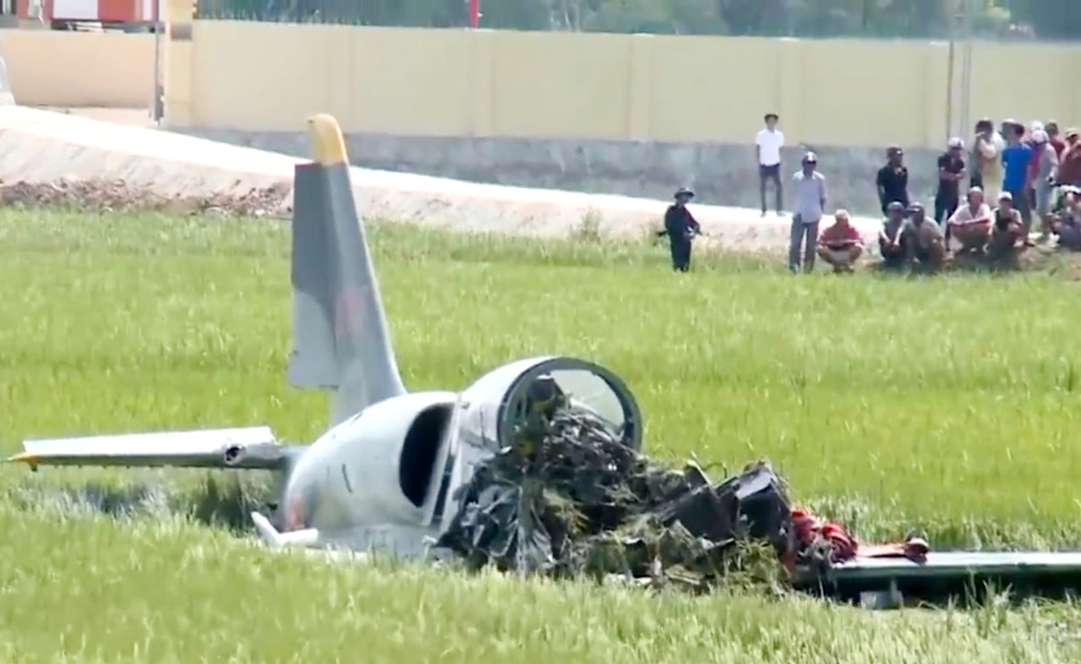 Roi may bay quan su o Phu Yen, mot phi cong tu nan hinh anh