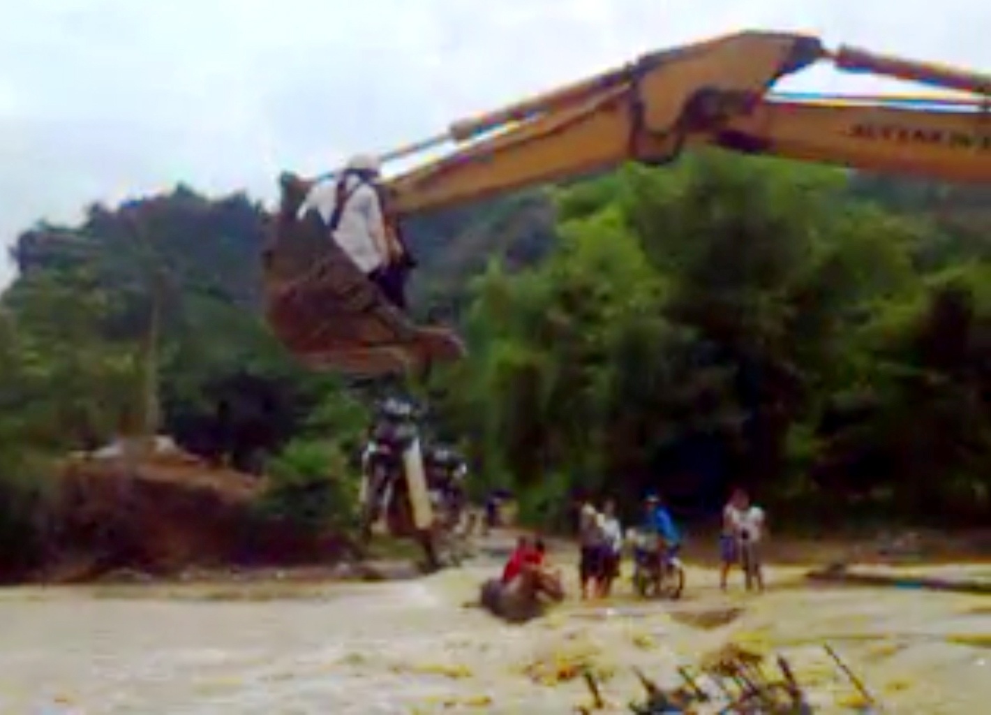 Giáo viên vượt suối bằng gầu máy xúc ảnh 1 Giao vien vuot suoi bang gau may xuc anh 1