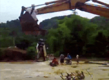 Giao vien vuot lu den truong bang gau may xuc hinh anh