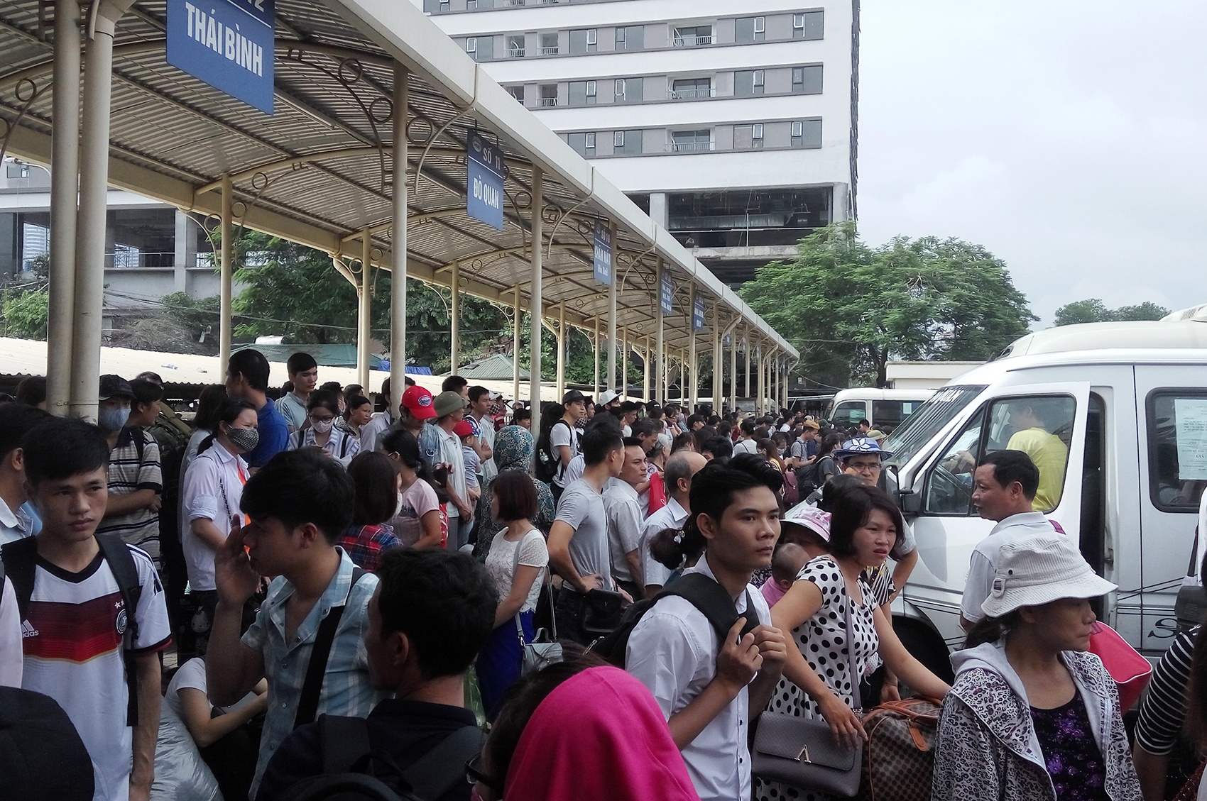 Ben xe My Dinh dong nghit nguoi trong sang 2/9 hinh anh