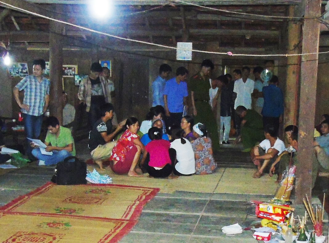 Bo siet co con trai tam than sau cuoc au da hinh anh