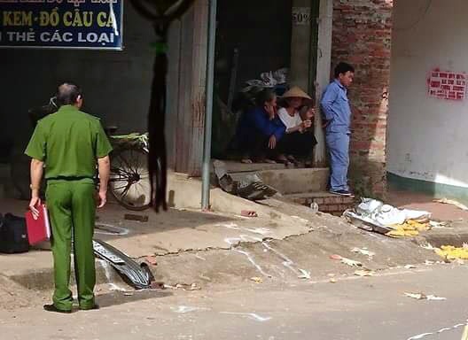 Pho cong an huyen lai oto dam chet nguoi hinh anh