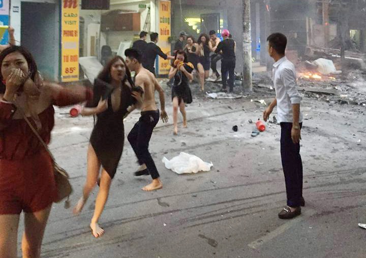 Nhan chung ke phut khach chay khoi quan karaoke boc chay hinh anh