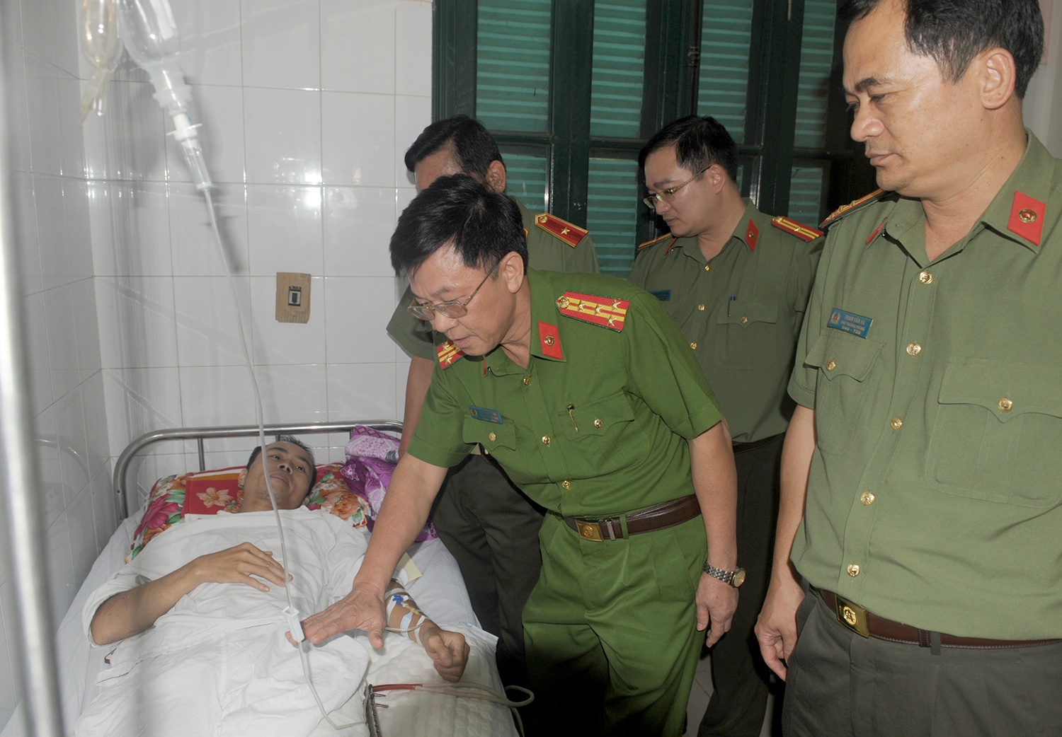 Cảnh sát trúng đạn khi bắt tội phạm ảnh 1 Canh sat trung dan khi bat toi pham anh 1