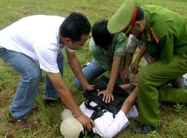 Trung uy canh sat trung dan AK khi bat toi pham ma tuy hinh anh
