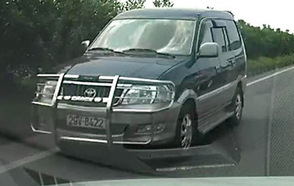 Oto chay nguoc chieu tren cao toc, ca doan xe hoang so hinh anh