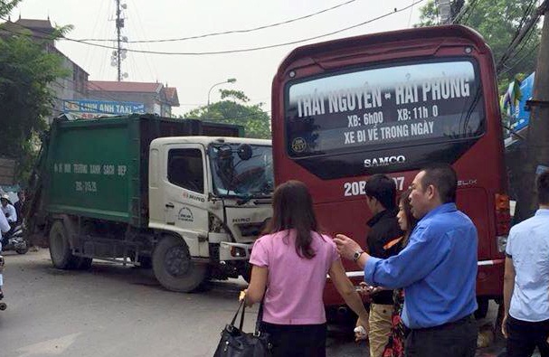 Xe môi trường gây tai nạn liên hoàn ảnh 1 Xe moi truong gay tai nan lien hoan anh 1