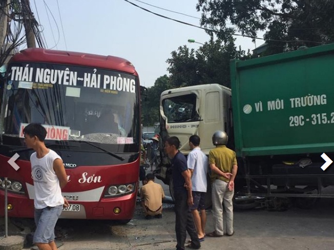 Xe cho rac gay tai nan lien hoan, 6 nguoi thuong vong hinh anh