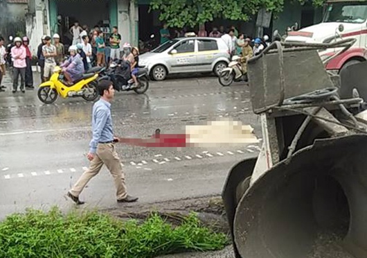 Oto huc vang nguoi dan ong bang qua quoc lo hinh anh