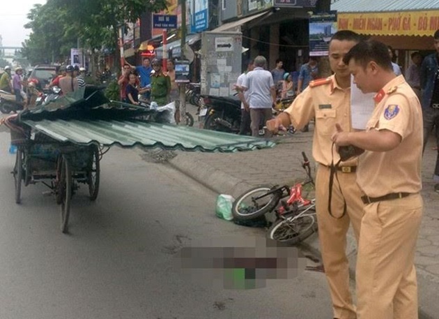 Bé trai chết do va vào xích lô ảnh 1 Be trai chet do va vao xich lo anh 1