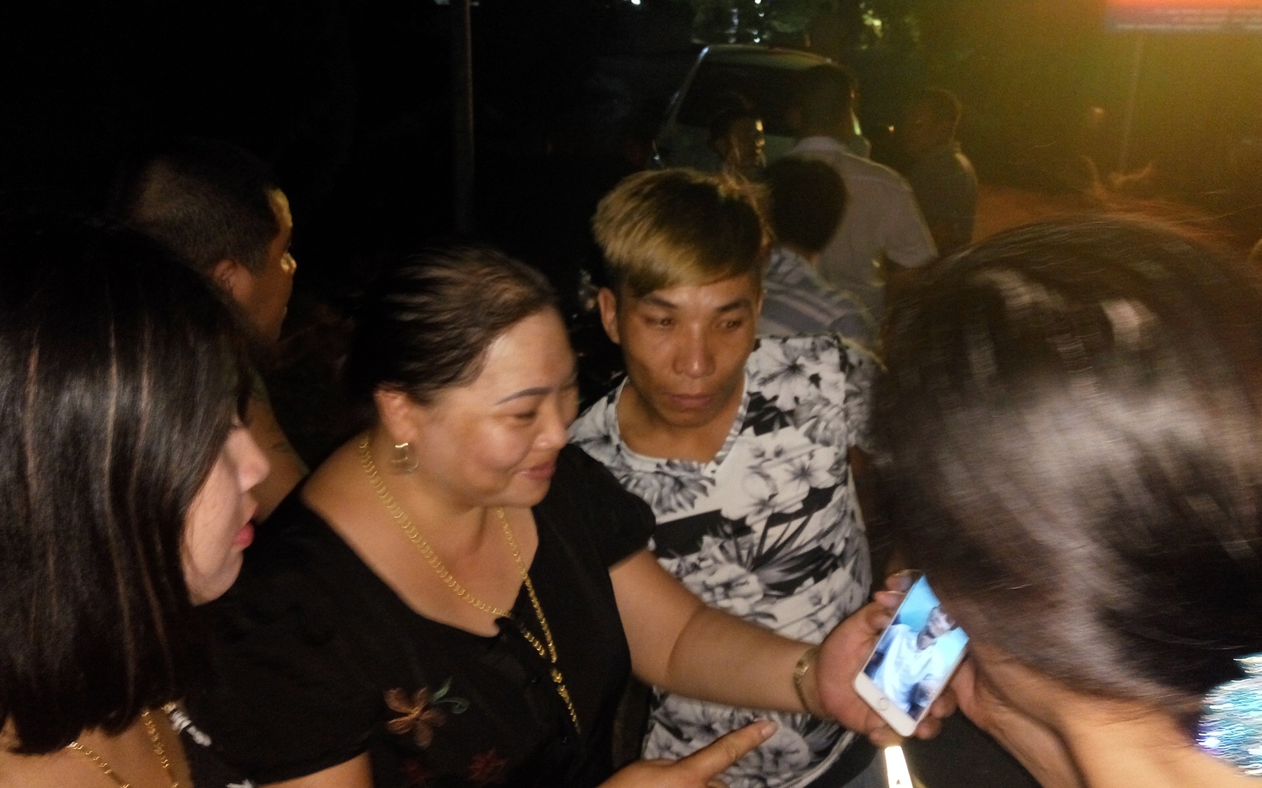 Nguoi dan thuc dem cho xem mat nghi pham gay tham an hinh anh