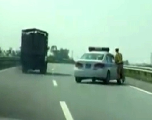 CSGT truy đuổi xe tải trên cao tốc ảnh 1 CSGT truy duoi xe tai tren cao toc anh 1