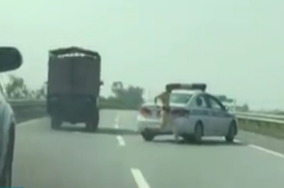 CSGT truy duoi xe tai tren cao toc hinh anh