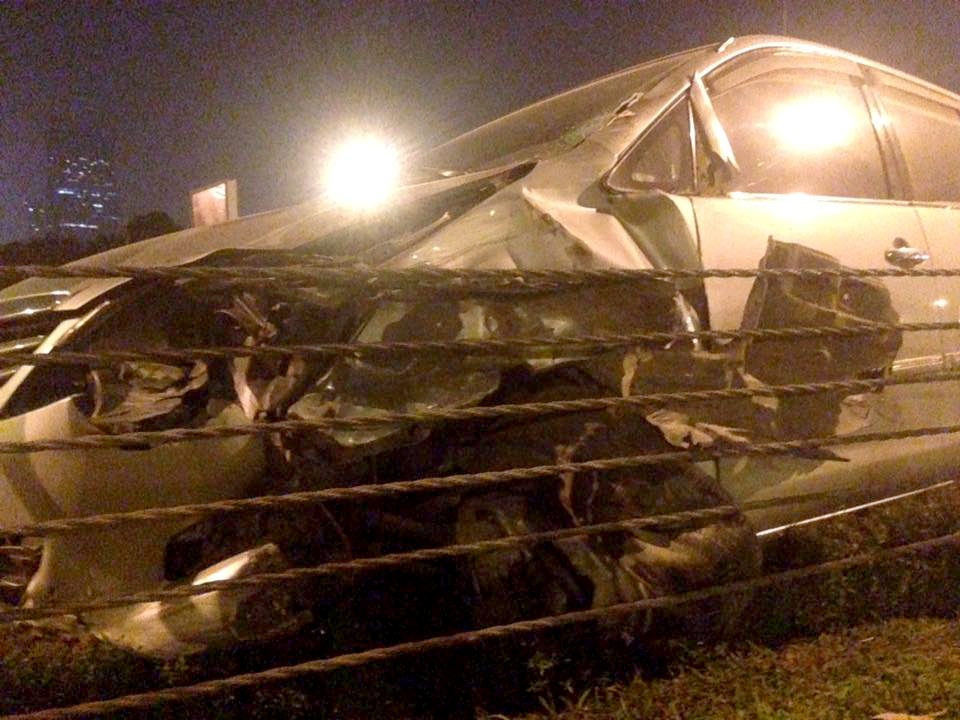 ôtô đối đầu xe máy trên đại lộ Thăng Long ảnh 2 oto doi dau xe may tren dai lo Thang Long anh 2