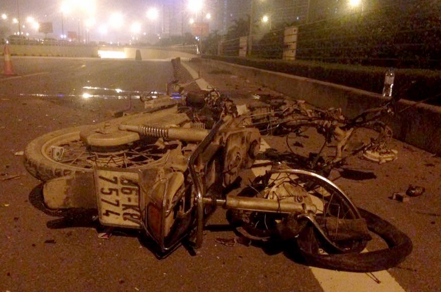 ôtô đối đầu xe máy trên đại lộ Thăng Long ảnh 1 oto doi dau xe may tren dai lo Thang Long anh 1